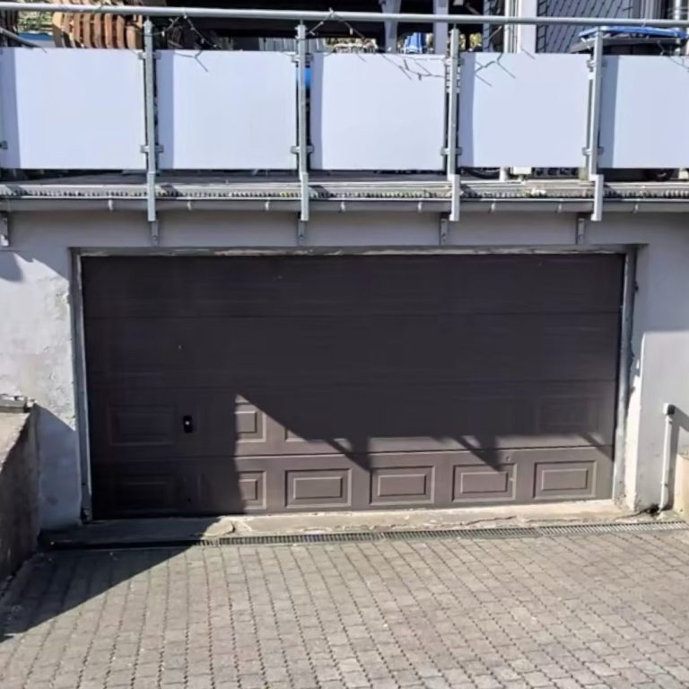 Altes Siebau Sektionaltor in Braun Kassetten-Optik