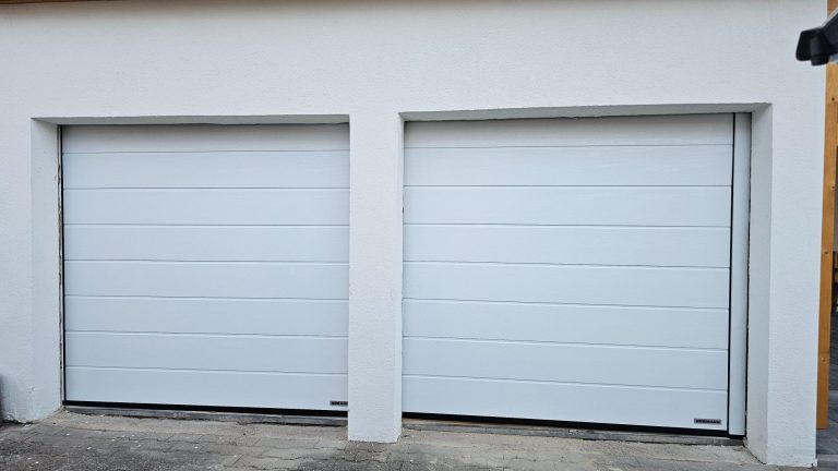 Zwei weiße Garagentore mit M-Sicke Woodgrain Hörmann / Steinau in Bischoffen.