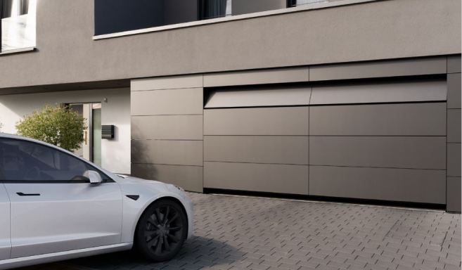 Moderne Garage mit automatischem Tor und einem weißen Auto davor.