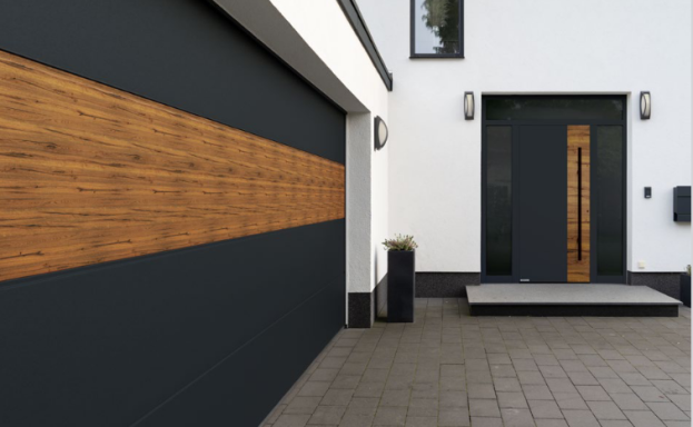 Moderne Hauseingangstür mit Holzverkleidung und eine passende Garagentor-Design.