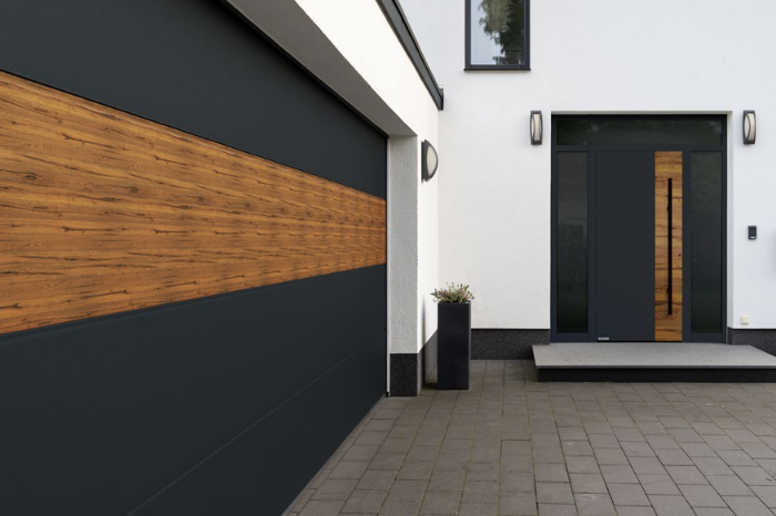 Moderne Fassade mit Garage und Holzelementen, Eingangsbereich mit Haustür